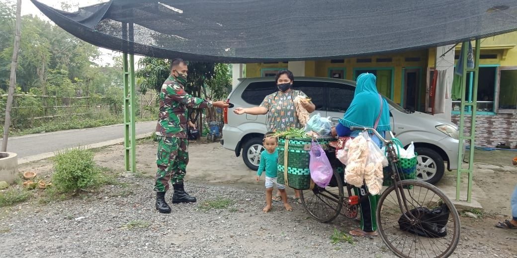 Cegah Penularan COVID-19, Satgas TMMD Pati Bagikan Masker ke Warga