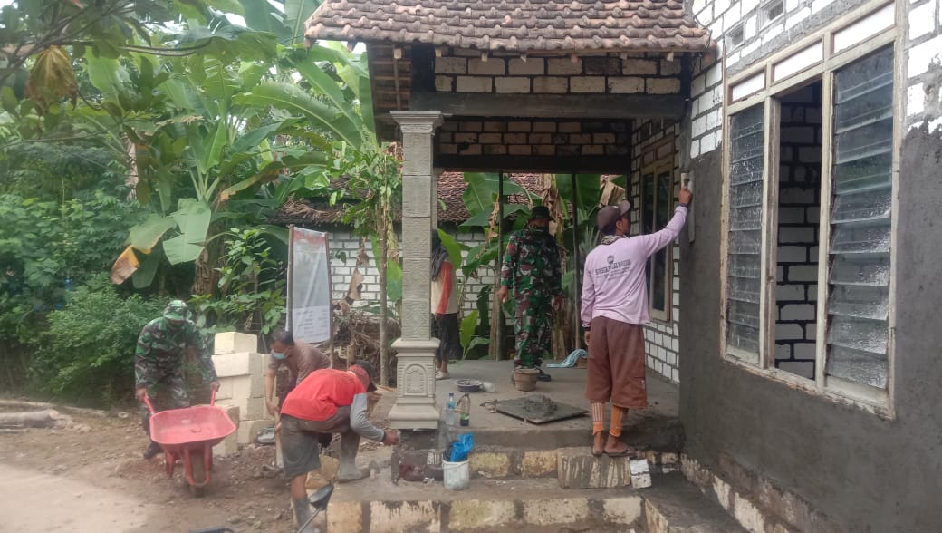 Warga Kompak Bersama TNI Selesaikan Rumah Sukur Warga Kompak Bersama TNI Selesaikan Rumah Sukur