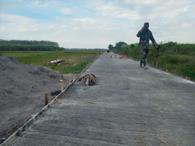 Pengecekan Kualitas Jalan Sehabis Pengecoran Oleh Anggota Satgas TMMD