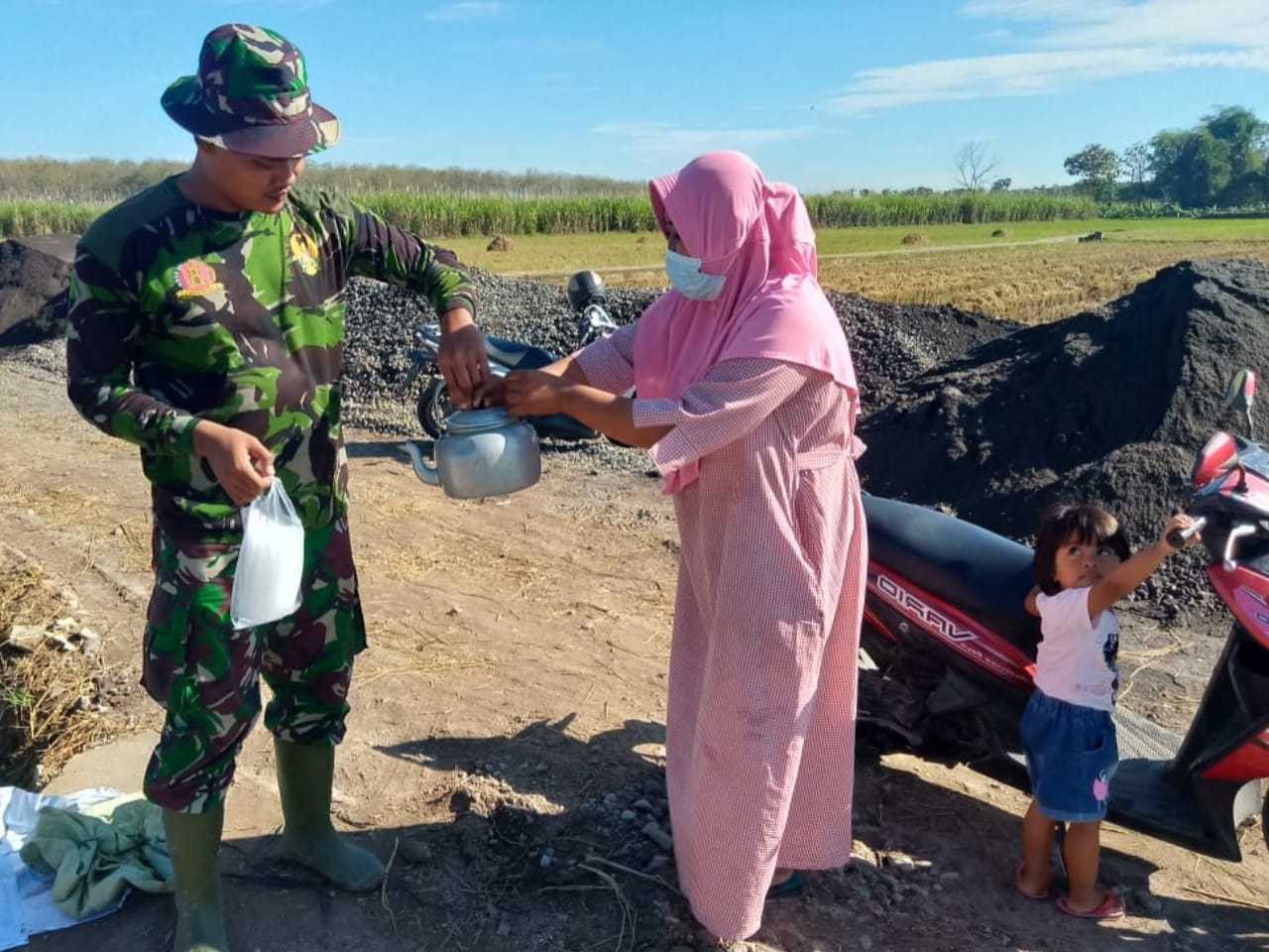 Para Srikandi Desa Tamansari Juga Sangat Peduli Dengan Satgas TMMD