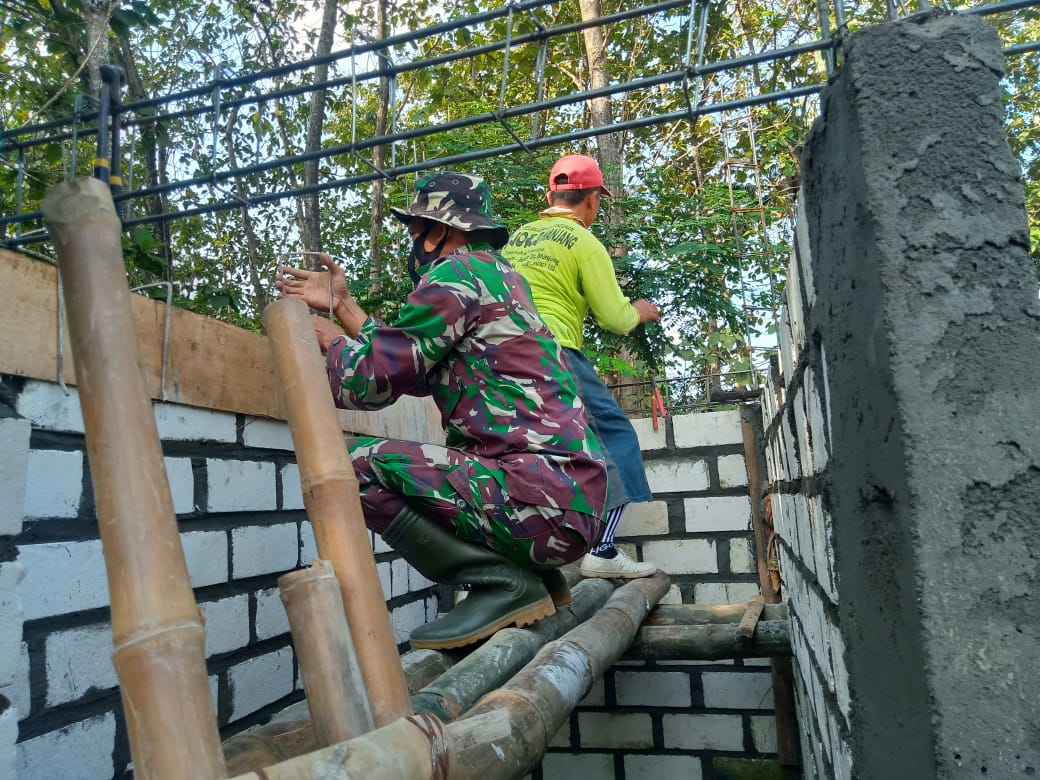 Inilah Aksi Pelda Mardiyono Memasang Besi Kolom Dinding Rumah Milik Sunarto Inilah Aksi Pelda Mardiyono Memasang Besi Kolom Dinding Rumah Milik Sunarto