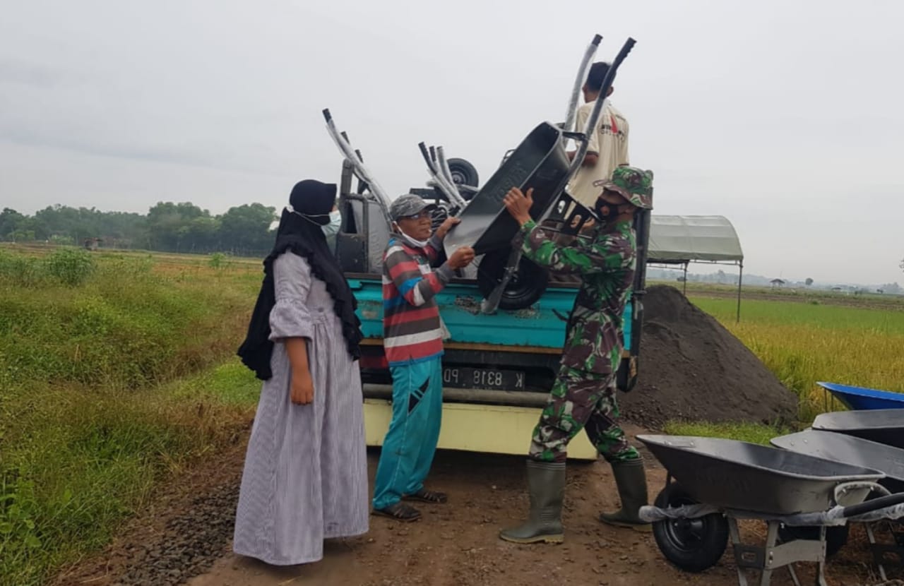 Sudarwati, Kawal Langsung Droping Angkong Ke Lokasi TMMD Desa Tamansari