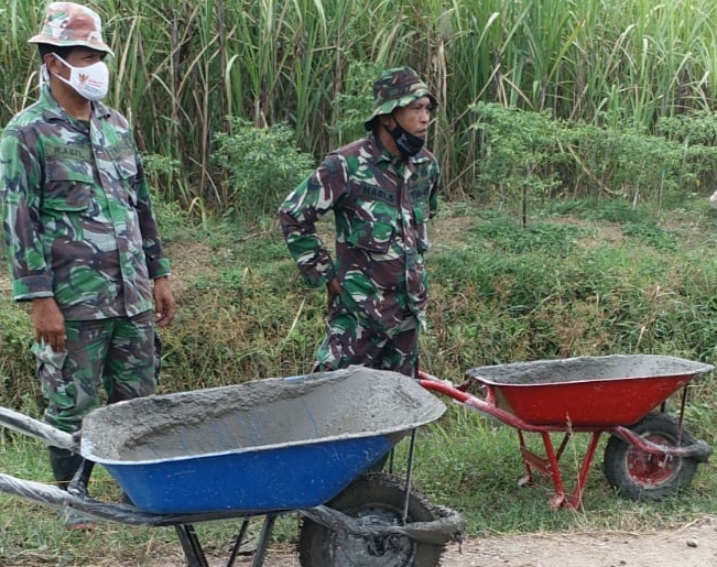 Dua Tentara Spesialis Operator Angkong Dua Tentara Spesialis Operator Angkong