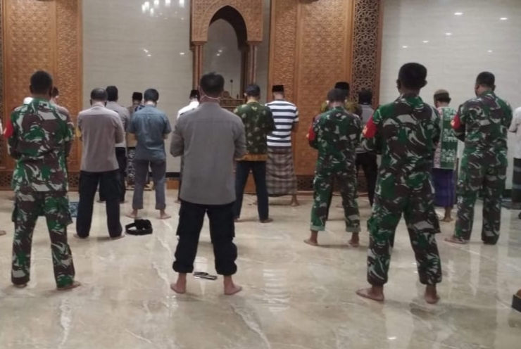 Sholat Berjamaah Menjalin Kedekatan TNI Dan Warga Desa Tamansari Sasaran TMMD Sholat Berjamaah Menjalin Kedekatan TNI Dan Warga Desa Tamansari Sasaran TMMD