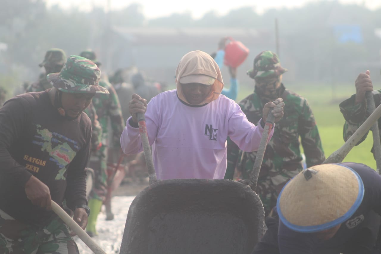 Usia Tidak Jadi Penghalang, Nyatamin Bergabung Dengan Tim Betonisasi Jalan