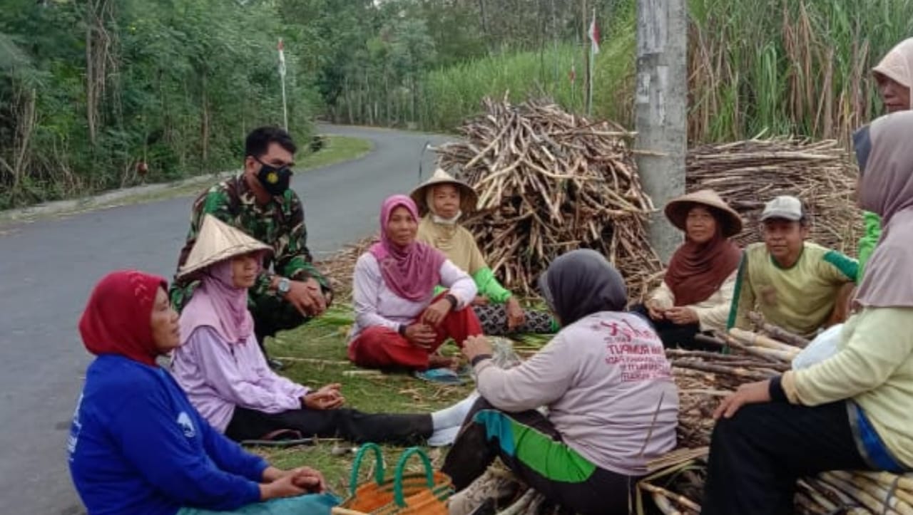 Njagong Bareng Ibu-Ibu Pekerja Tebang Tebu Di Desa tamansari