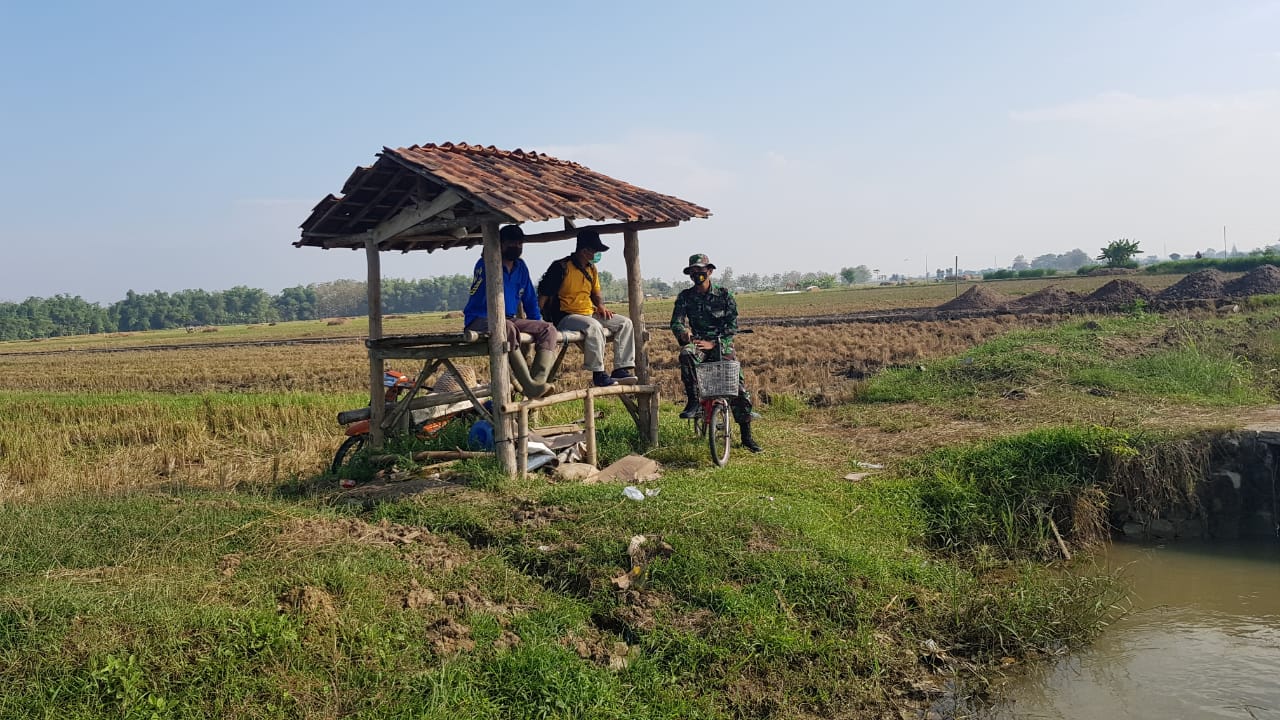 Istirahat di Lokasi Pekerjaan Satgas TMMD Jadi Momentum Ngobrol Dengan Warga