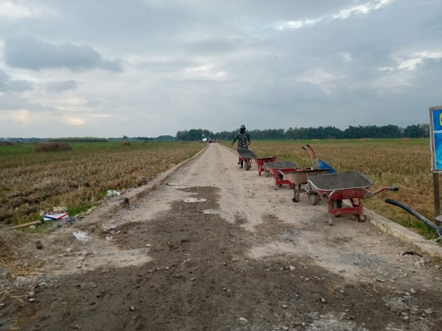 Butuh Stamina Yang Prima Dalam Pengerjaan Cor Jalan di Desa Tamansari. Butuh Stamina Yang Prima Dalam Pengerjaan Cor Jalan di Desa Tamansari.