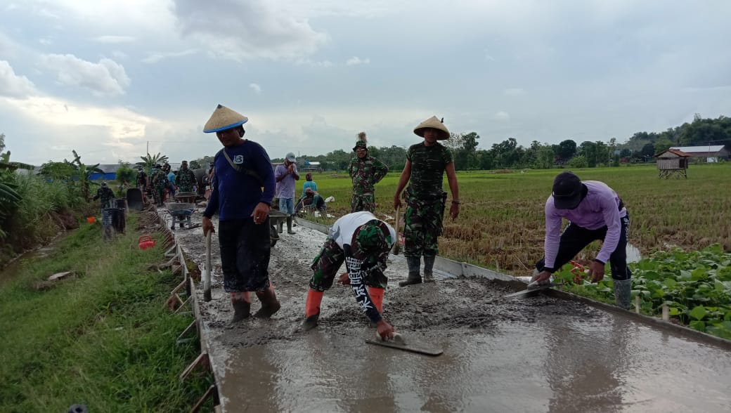 Kejar Target Rabat Beton Jalan, Anggota TNI Ratakan Adonan Cor Dengan Roskam