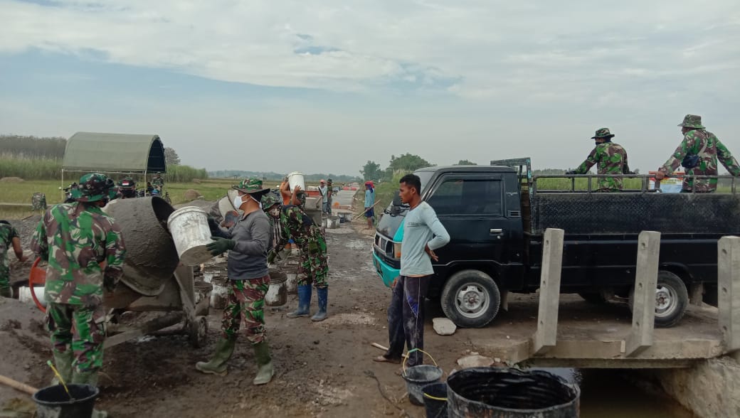 Satgas TMMD Tetap Semangat Melaksanakan Rabat Beton di Desa Tamansari