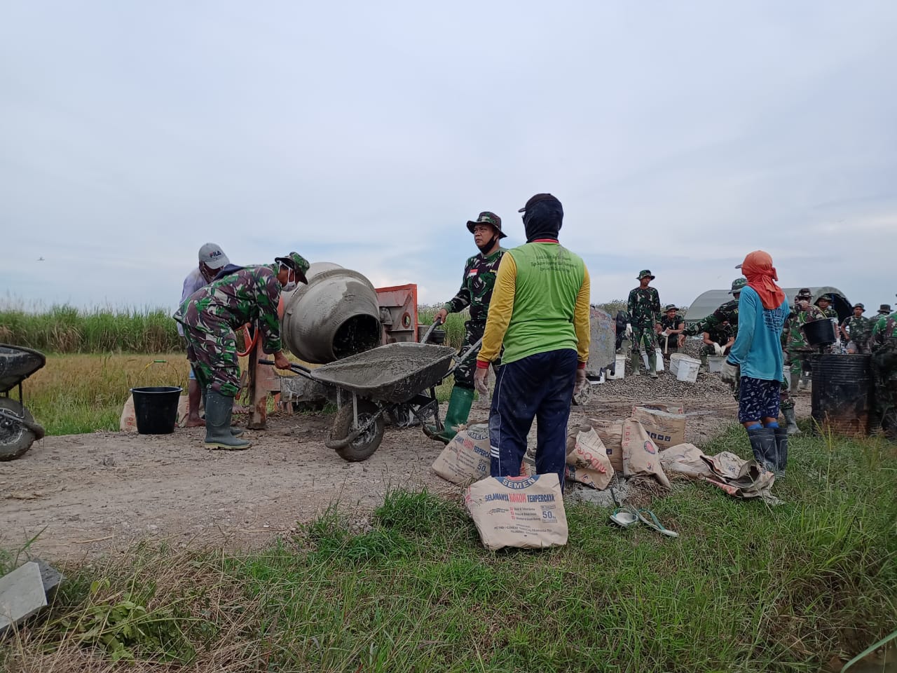 Semangat Kerja Yang Tinggi Persiapkan Adukan Beton Untuk Betonisasi Jalan Desa Semangat Kerja Yang Tinggi Persiapkan Adukan Beton Untuk Betonisasi Jalan Desa