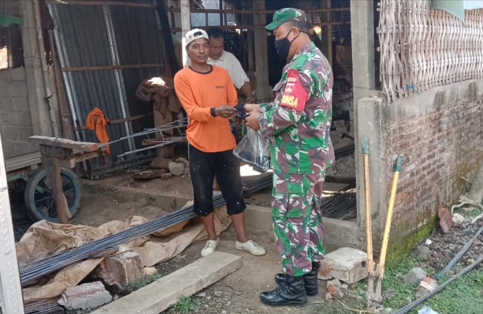 Sertu Jumroni Wajibkan Warga Memakai Masker Sertu Jumroni Wajibkan Warga Memakai Masker