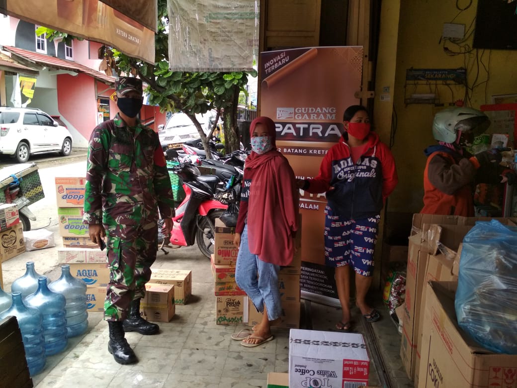 Bertugas Sebagai Anggota Satgas TMMD, Serda Sukarji Ketemu Teman Sekolah Bertugas Sebagai Anggota Satgas TMMD, Serda Sukarji Ketemu Teman Sekolah