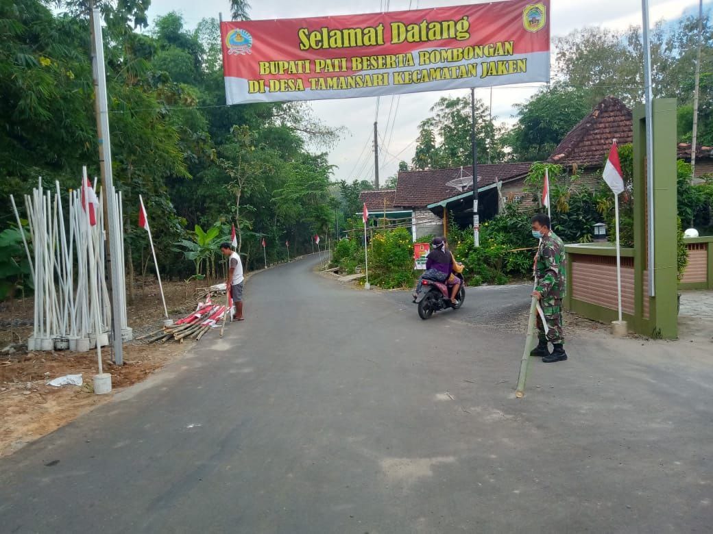 emarakkan Pembukaan TMMD, TNI Kodim 0718/Pati Pasang Banner Dan Umbul-Umbul Sambut Bupati Pati