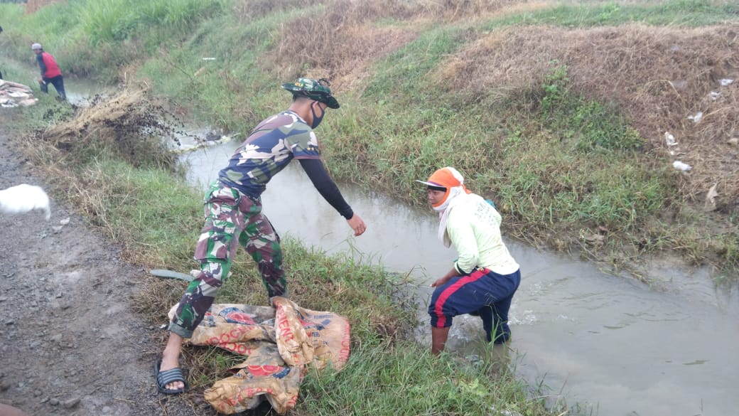 Manfaatkan Air Irigasi Untuk Membuat Campuran Cor Manfaatkan Air Irigasi Untuk Membuat Campuran Cor