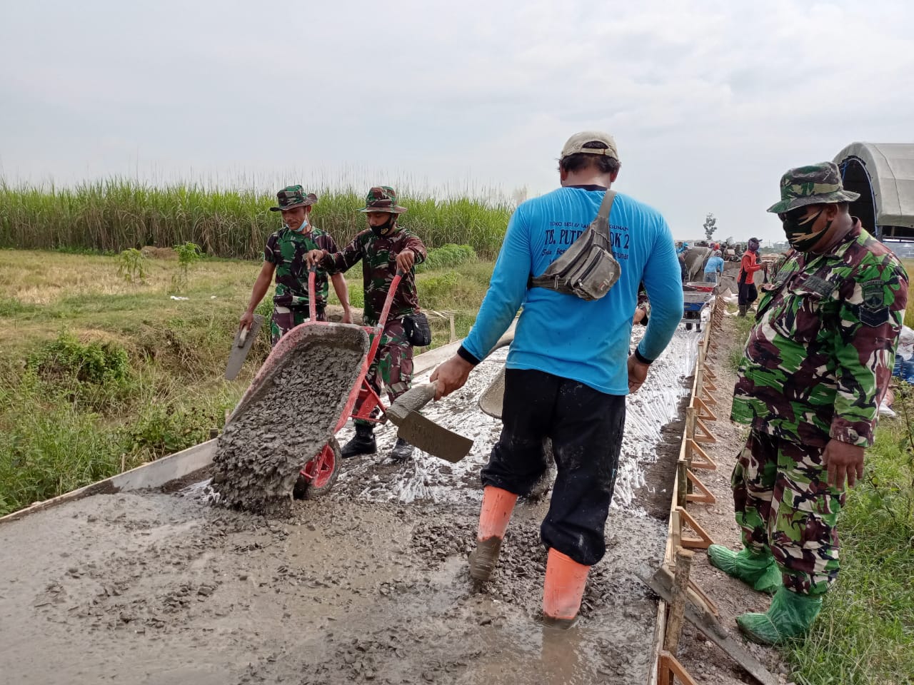 Betonisasi Jalan Desa Tamansari Terus DiKebut Pengerjaannya Oleh Aggota Satgas TMMD Betonisasi Jalan Desa Tamansari Terus DiKebut Pengerjaannya Oleh Aggota Satgas TMMD