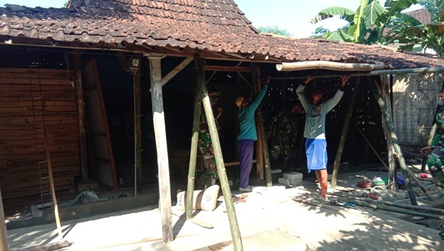 Bambu Material Penting Untuk Tumpuan Saat Rehab Rumah Tidak Layak Huni (RTLH) Bambu Material Penting Untuk Tumpuan Saat Rehab Rumah Tidak Layak Huni (RTLH)