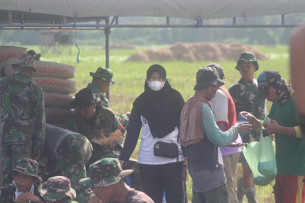 Kehadiran Bu Karwati Selalu Ditunggu-Tunggu Oleh Satgas TMMD Kehadiran Bu Karwati Selalu Ditunggu-Tunggu Oleh Satgas TMMD