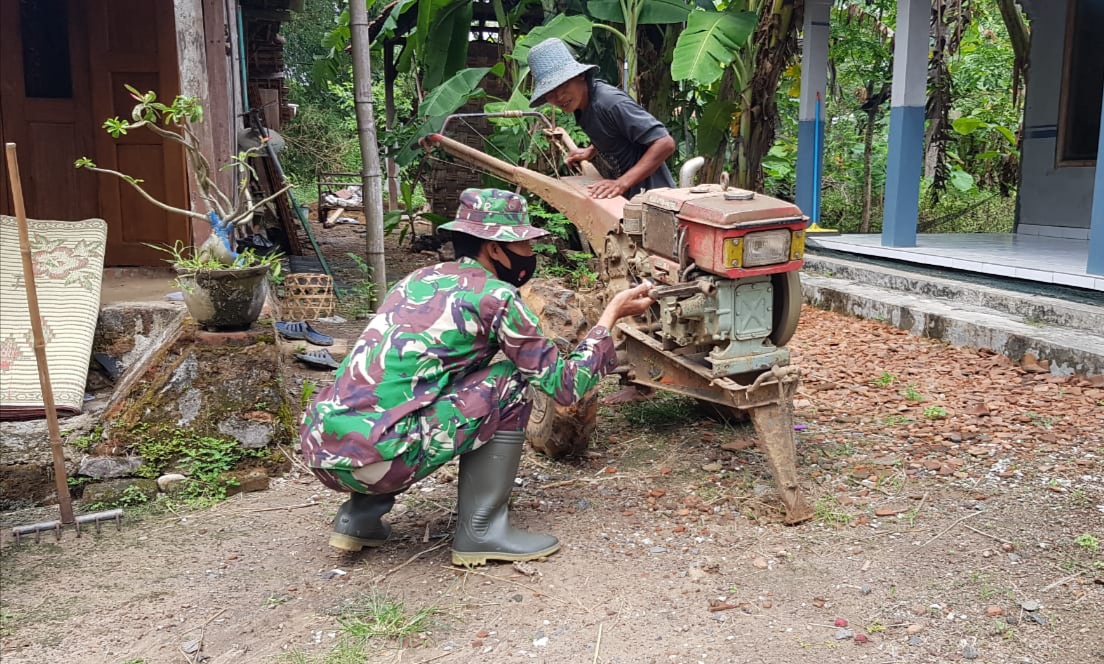 Benarkah Serda Sukarji Bisa Memperbaiki Mesin Traktor Benarkah Serda Sukarji Bisa Memperbaiki Mesin Traktor