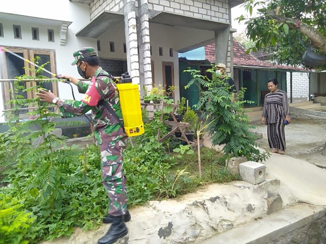 Agar Terhindar Dari Corona Desa Tamansari, Dan Satgas TMMD Semprot Disinfektan