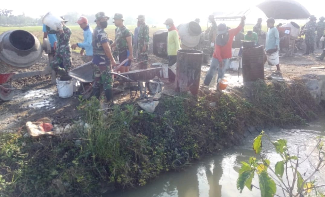 Memanfaatkan Sisa Air Disaluran Irigasi Untuk Melancarkan Betonisasi Memanfaatkan Sisa Air Disaluran Irigasi Untuk Melancarkan Betonisasi