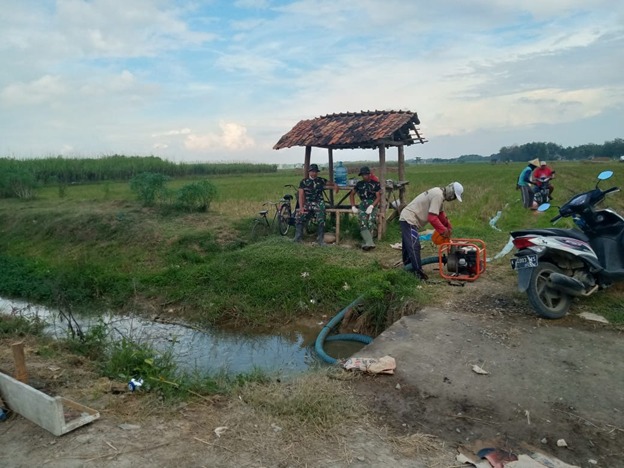 Duduk Digubuk, Anggota Satgas TMMD Reg 111 Laksanakan Isoma