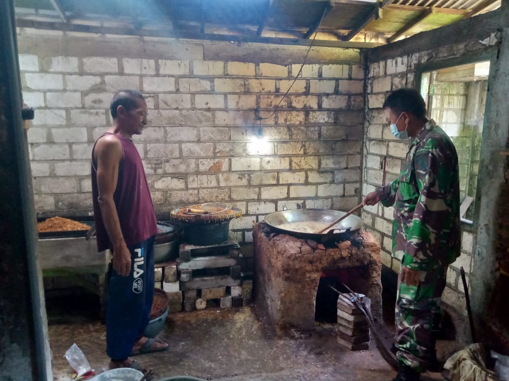 Satgas TMMD Juga Turut Menggoreng Olahan Bawang Di Rumah Darman