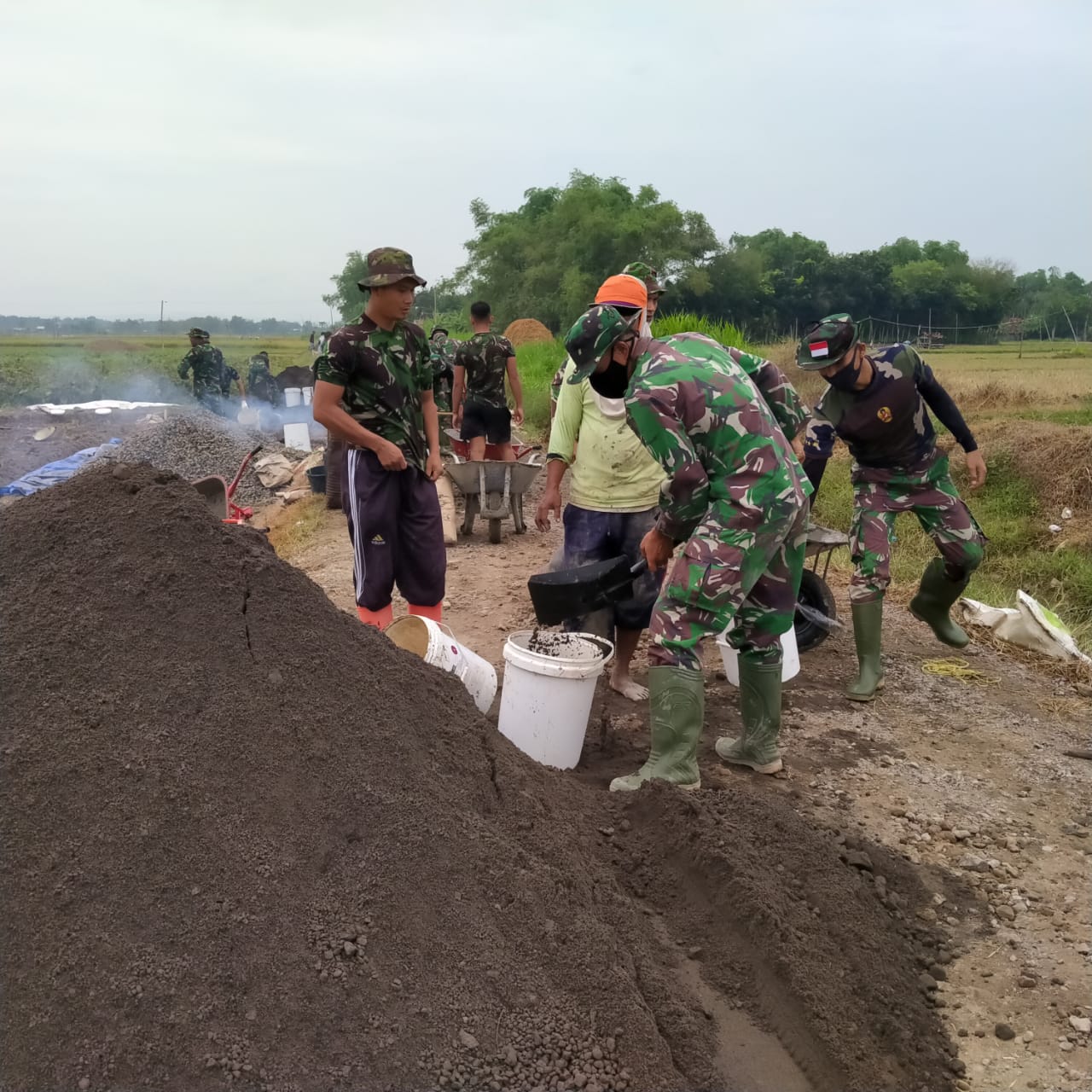 Semangat Angkut Pasir Dan koral Untuk Adukan Beton Di Desa Tamansari