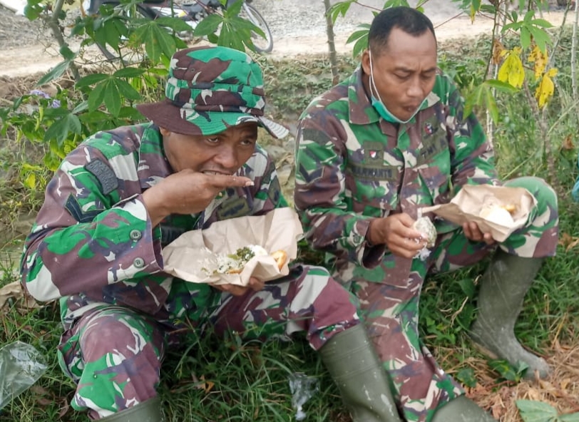 Tentara Terbidik Camera Ponsel Ketika Sedang Menikmati Sarapan Pagi