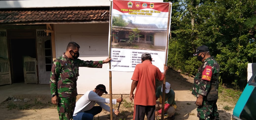 Pasang Papan Banner Penerima Bantuan RTLH Program TMMD Sebagai Transparansi Anggaran