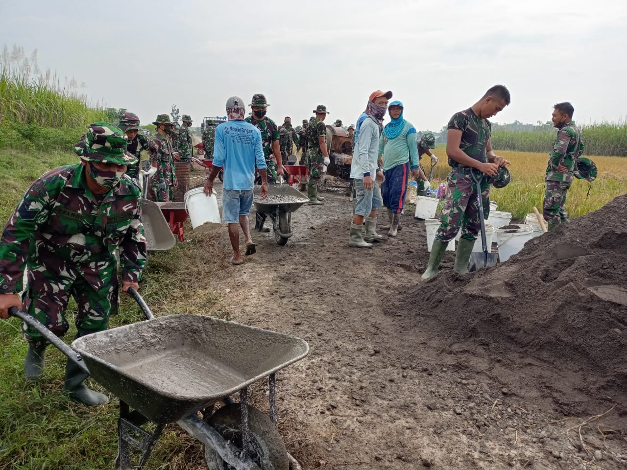 Selesai Apel Pagi Satgas TMMD Dan Masyarakat Segera Operasionalkan Peralatan Kerja