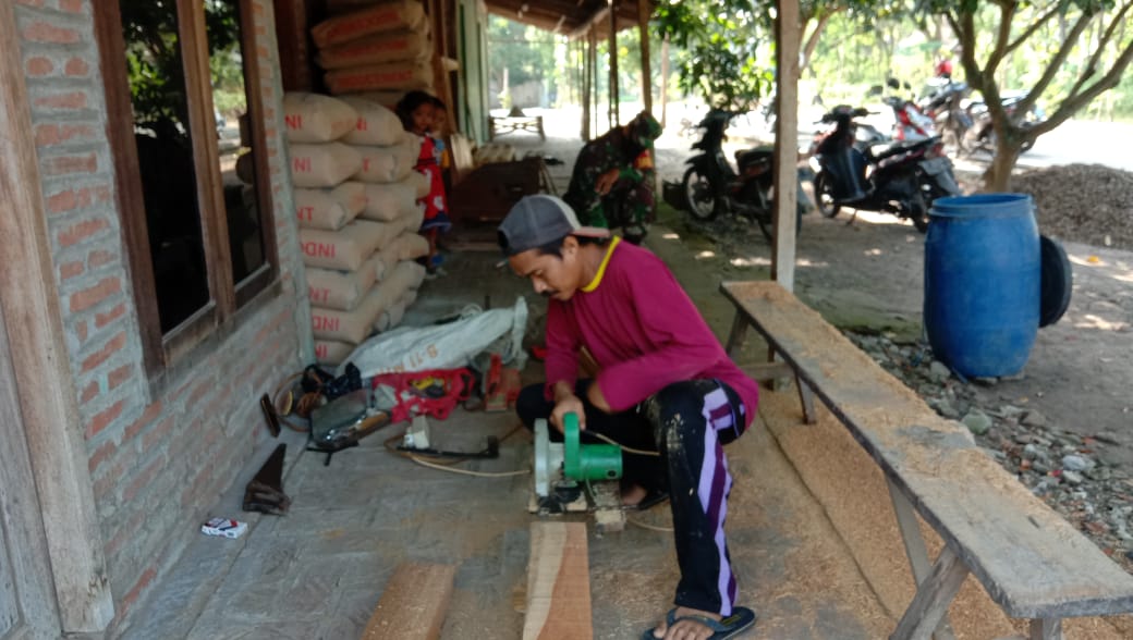 Anggota Satgas Menimba Ketrampilan Tukang Kayu di Lokasi TMMD