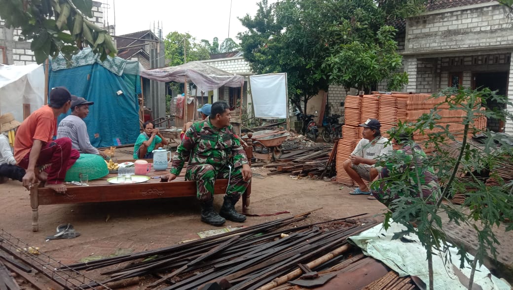 Obrolan Hangat Antara Anggota TNI dan Masyarakat Disaat Istirahat