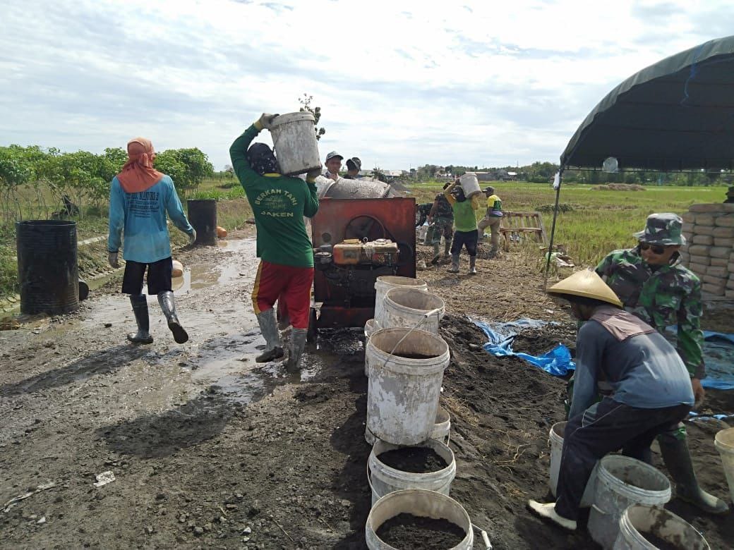 Antrian Ember Isi Pasir Siap Mengisi Molen Menuju Adonan Cor