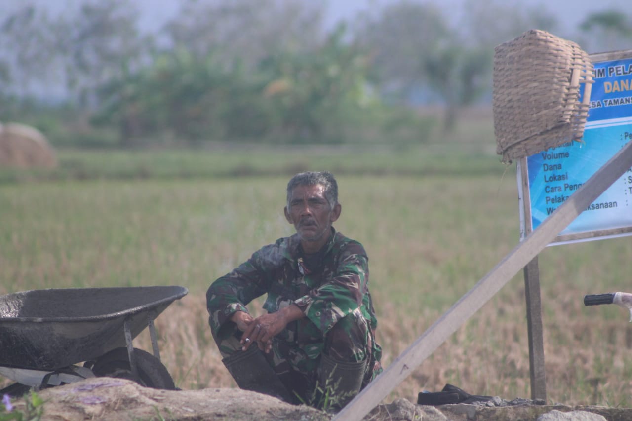 Satu Tahun Lagi Pensiun Sertu Deden tetap Semangat Ngecor Jalan