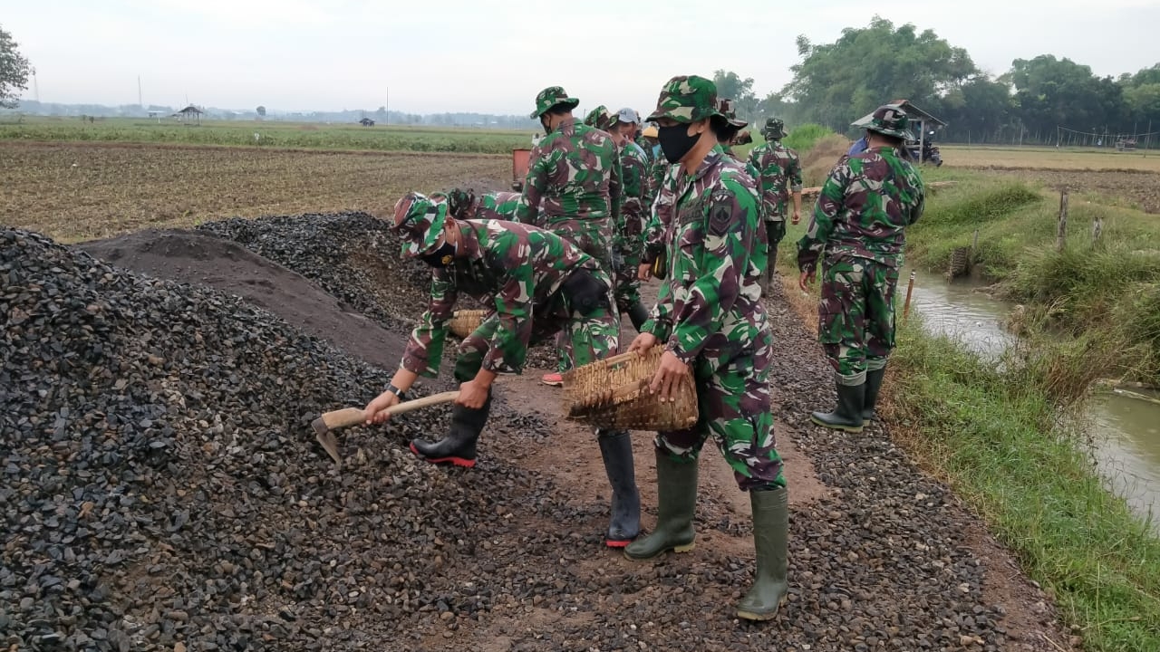 Gunakan Alat Seadanya TNI Lakukan Pengecoran Jalan