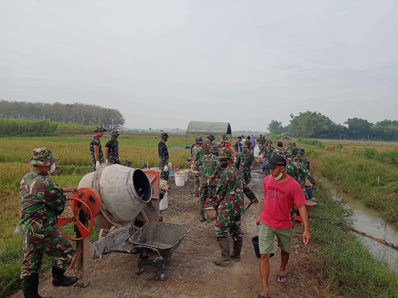 Sebelum Digelar Cor Beton Menunggu Proses Adukan Molen