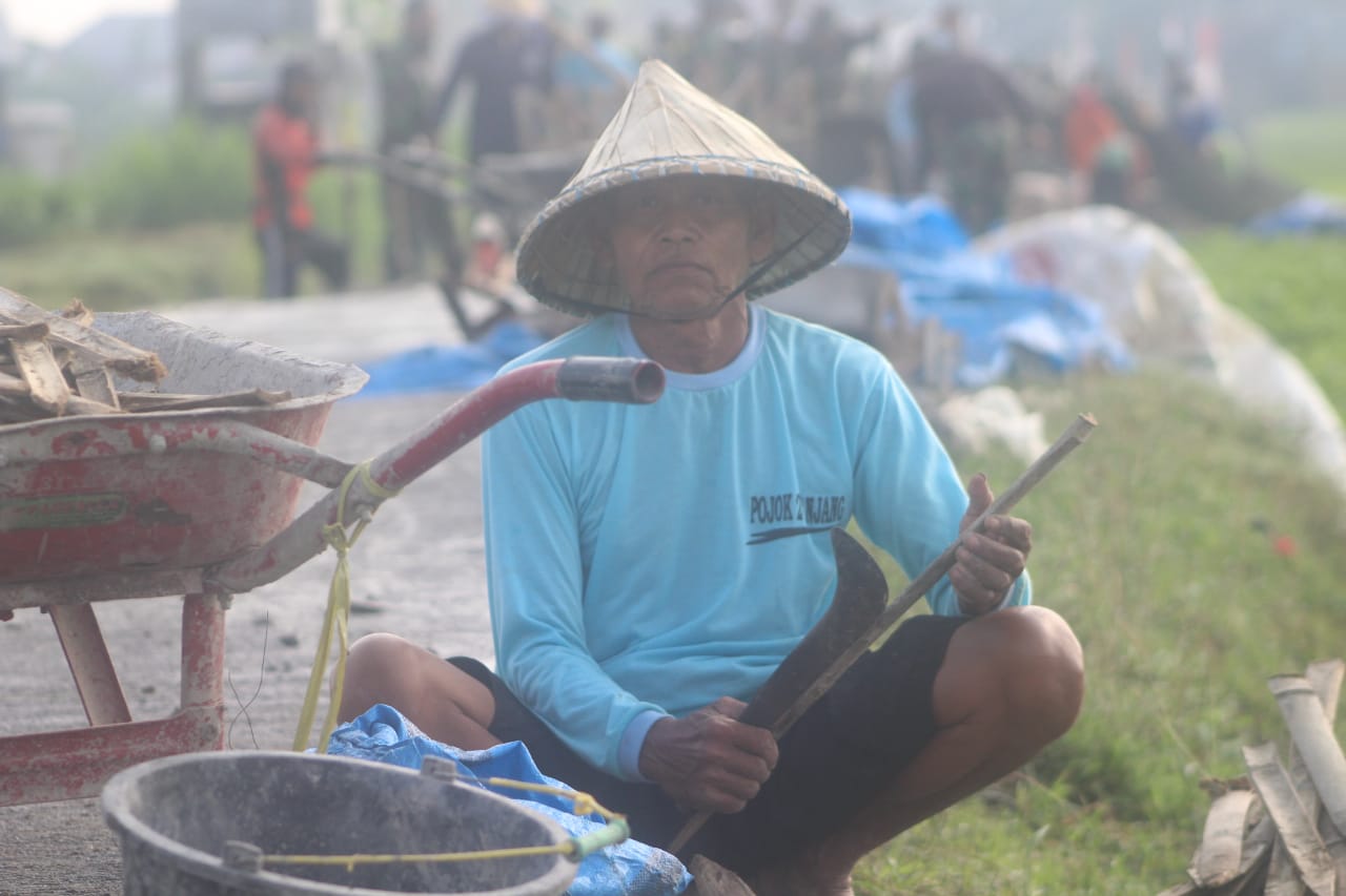Membuat Pasak Untuk Menahan Papan Cor, Mbah Ngarji Sampaikan Harapannya Membuat Pasak Untuk Menahan Papan Cor, Mbah Ngarji Sampaikan Harapannya