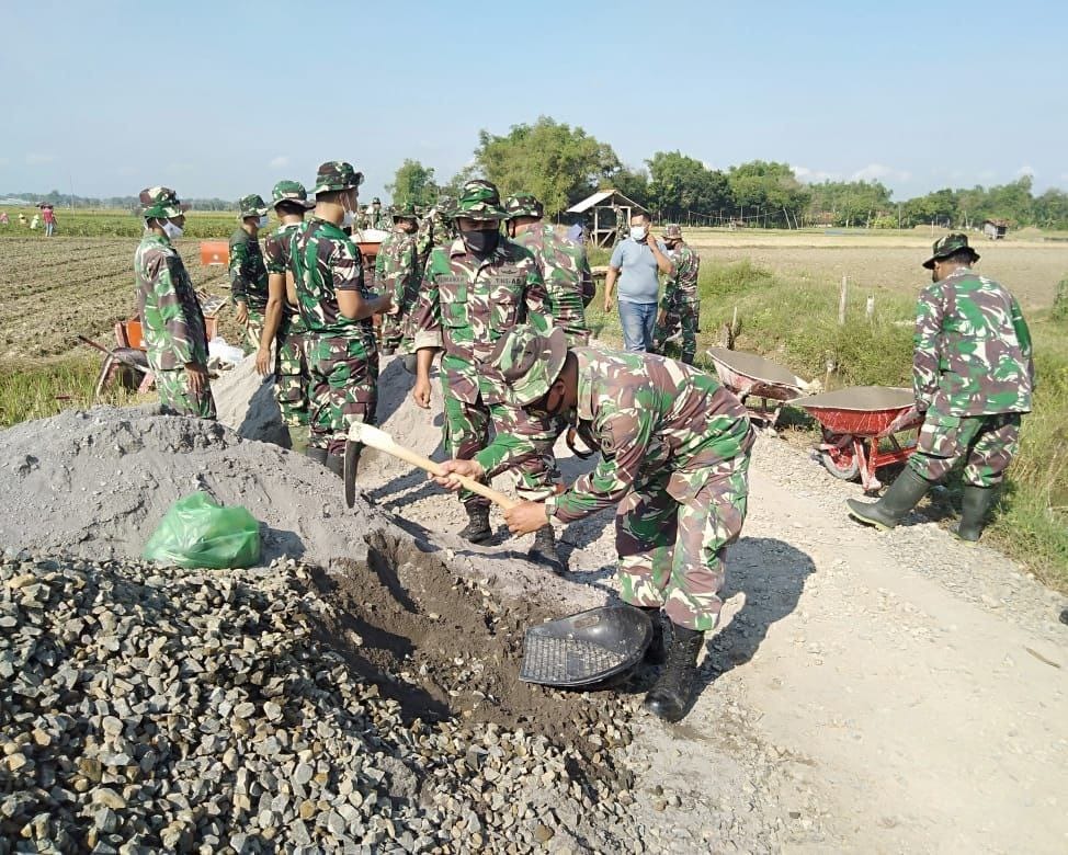 TNI, Warga, Pasir dan Batu Split