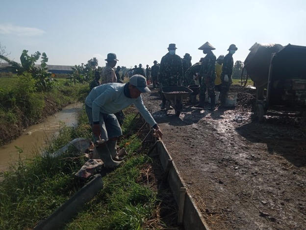 Papan Pembatas Terpasang, Tanda Jalannya Siap Untuk Dicor Oleh Satgas TMMD