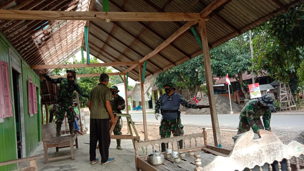 TNI Bersama Warga Tamansari Estafet Turunkan Atap Genteng Rumah Mudadi TNI Bersama Warga Tamansari Estafet Turunkan Atap Genteng Rumah Mudadi