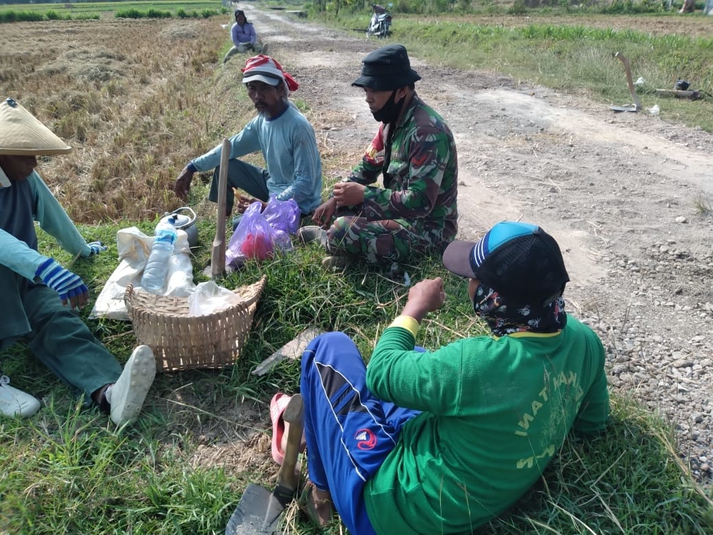 Jadi Sarana Komsos Anggota Satgas Dengan Warga Saat Istirahat di Lokasi TMMD