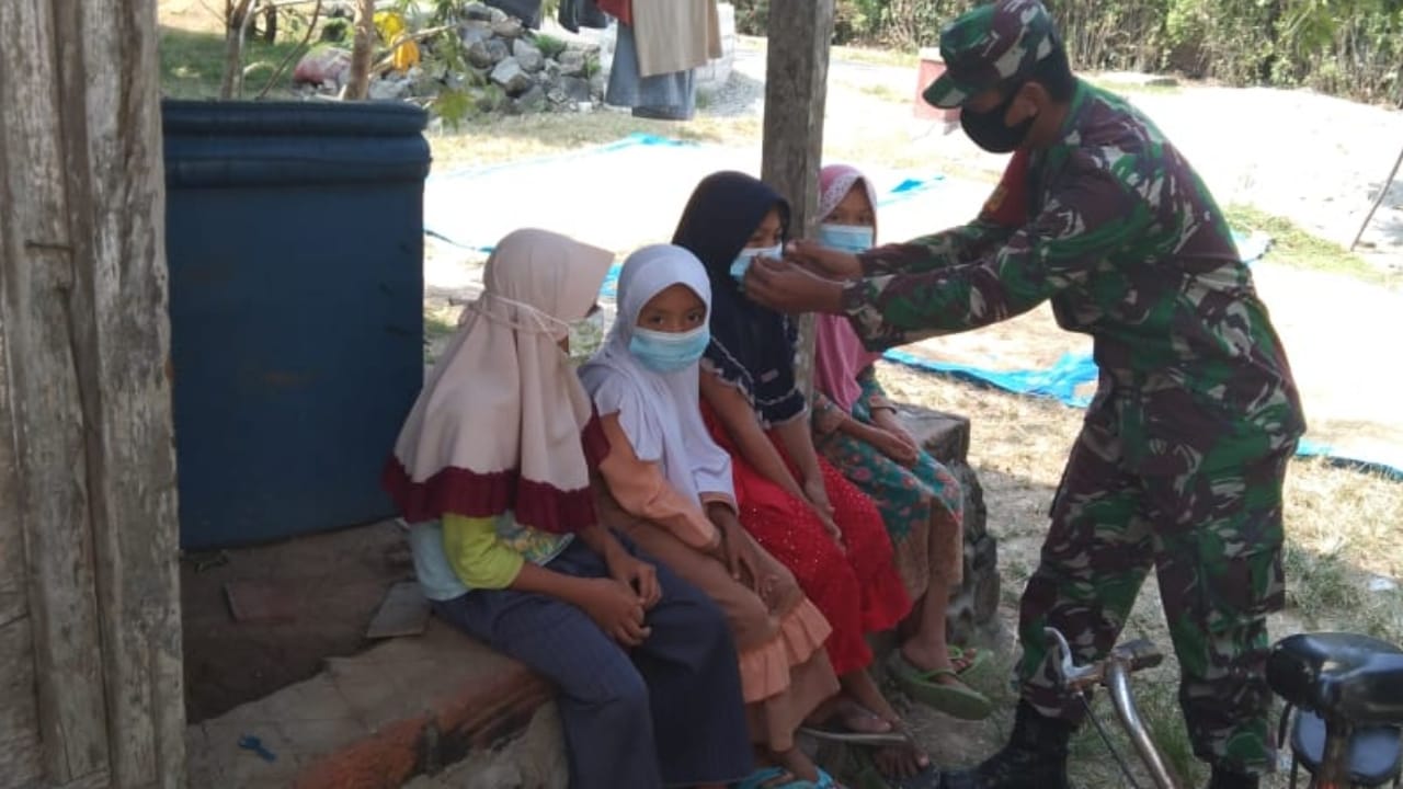 Peduli Anak-Anak Di Masa Pandemi Covid 19, Anggota Pra TMMD Ke 111 Bagikan Masker Peduli Anak-Anak Di Masa Pandemi Covid 19, Anggota Pra TMMD Ke 111 Bagikan Masker