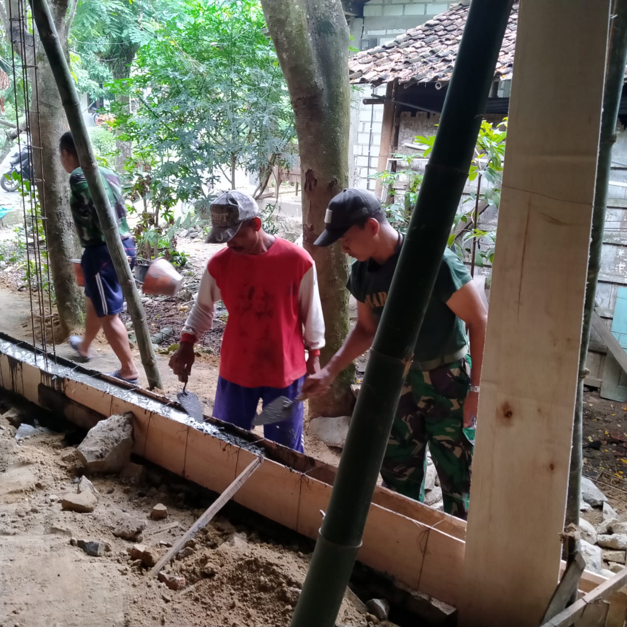 Kolaborasi TNI dan Warga Dalam Pembuatan Sloof Di Rumah Jono Kolaborasi TNI dan Warga Dalam Pembuatan Sloof Di Rumah Jono