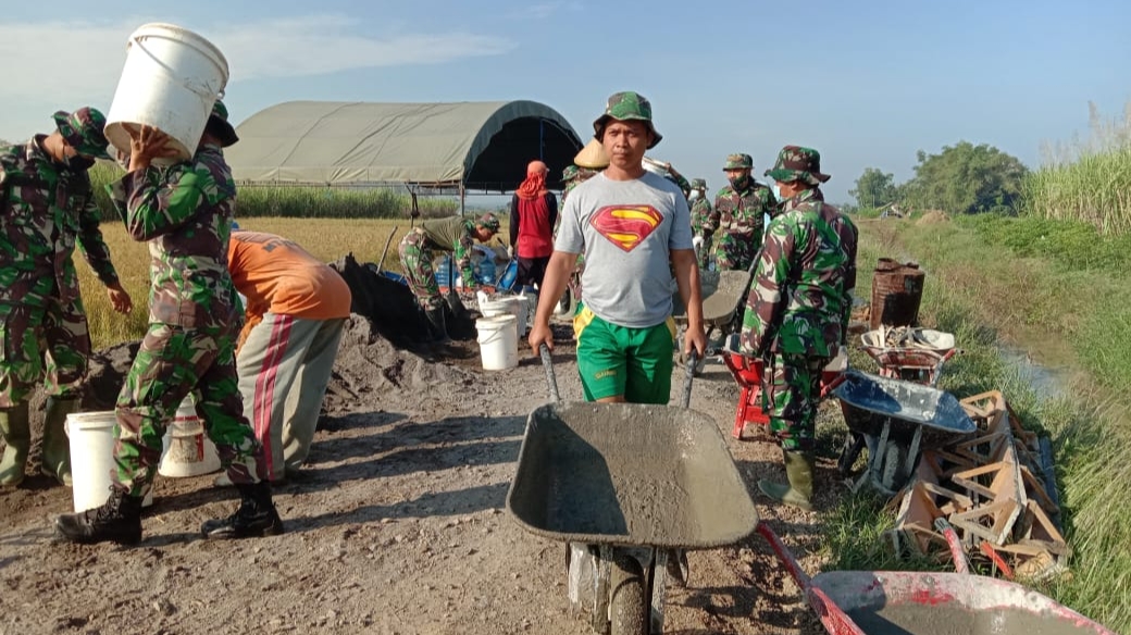 Tokoh Film Superman Dari Tamansari Tergabung Satgas TMMD Pati Tokoh Film Superman Dari Tamansari Tergabung Satgas TMMD Pati