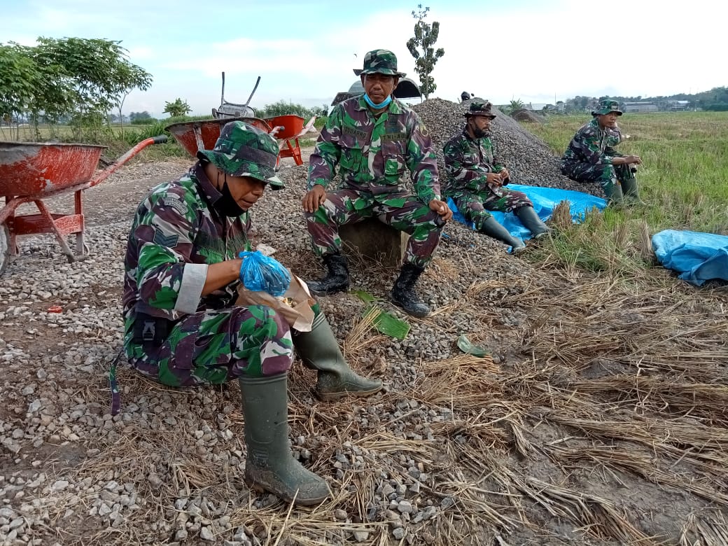 Sarapan Pagi Dan Istirahat Sejenak Disela Pekerjaan Di Sasaran Betonisasi Jalan Sarapan Pagi Dan Istirahat Sejenak Disela Pekerjaan Di Sasaran Betonisasi Jalan