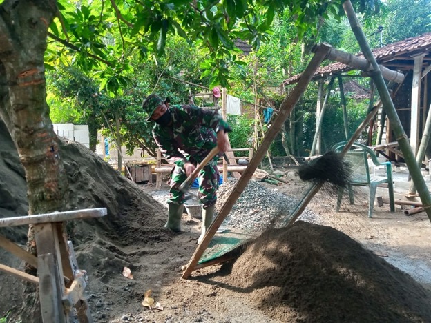 Pasir Diayak Agar Menghasilan Kualitas Bangunan Yang Kuat dan Bagus