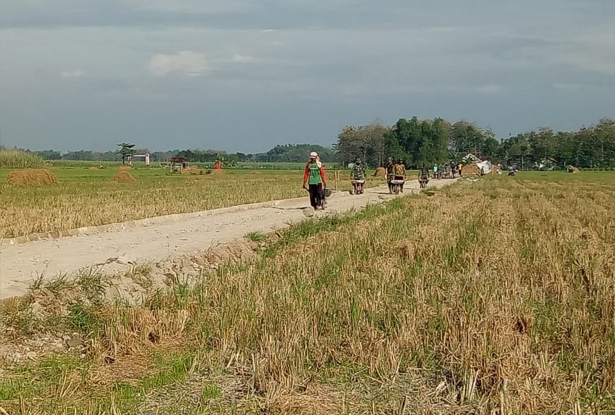 Inilah Kerja Keras Satgas TMMD Dan Warga Melangsir Adukan Cor