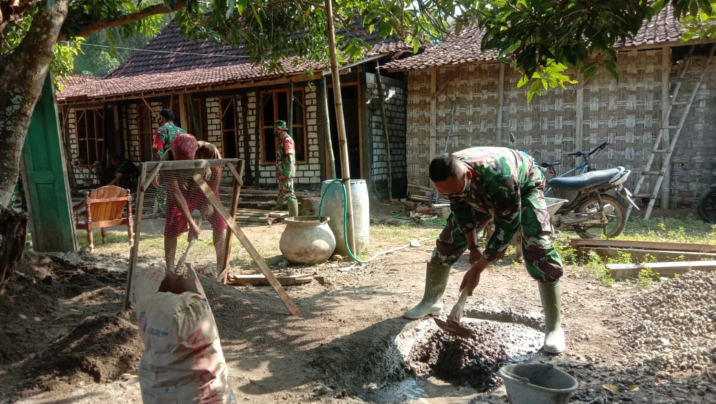 Serda Sutrisno Anggota Satgas TMMD Kodim Pati Spesialisasi Tukang Ngaduk Di RTLH Rumah Sukur