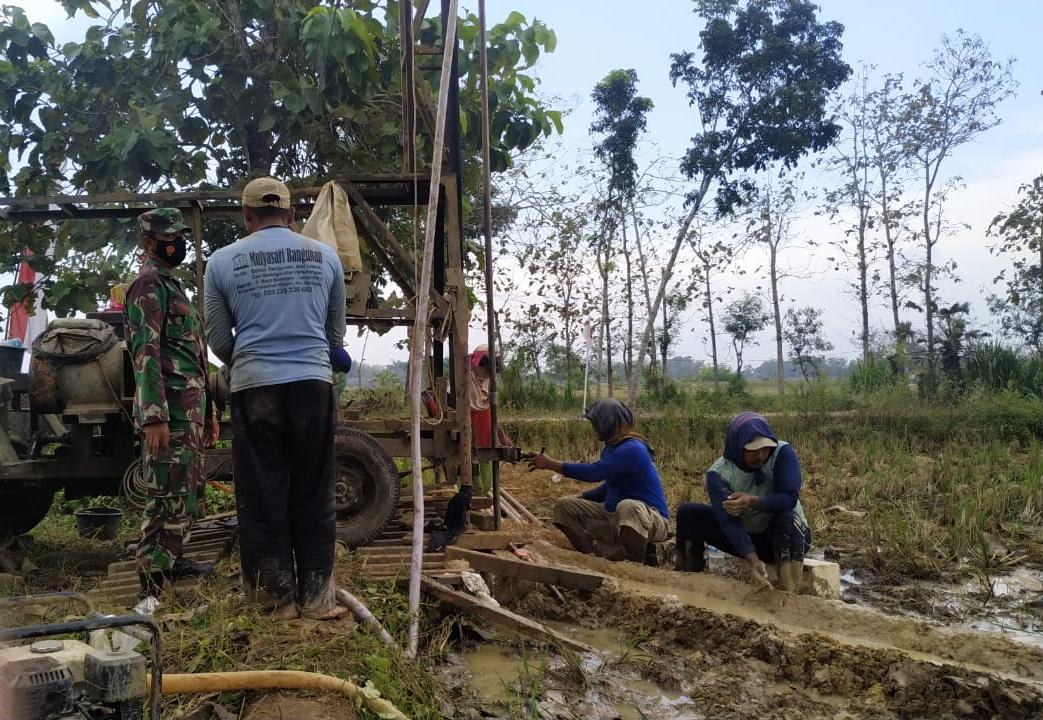 Antisipasi Kemarau Warga Desa Tamansari Membuat Sumur Bor